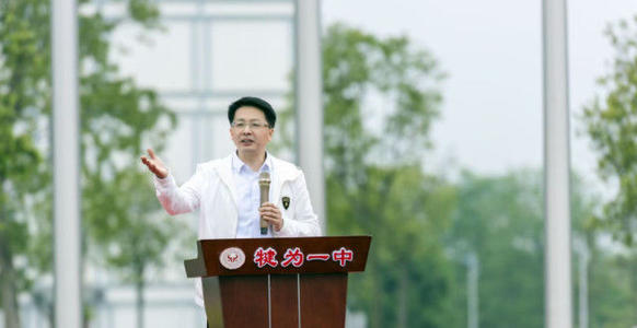 四川犍为教育局长跳霹雳舞火了背后，曾出现过哪些争议？