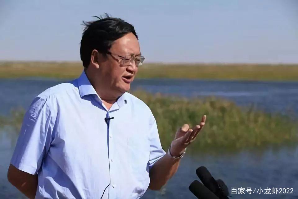 如何看待“校花”睡40多名官员，从小科员升到副市长这件事？
