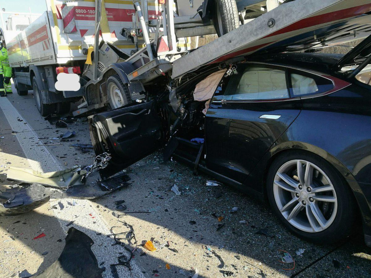 广东一特斯拉追尾货车，车主当场死亡，事故的原因是什么？