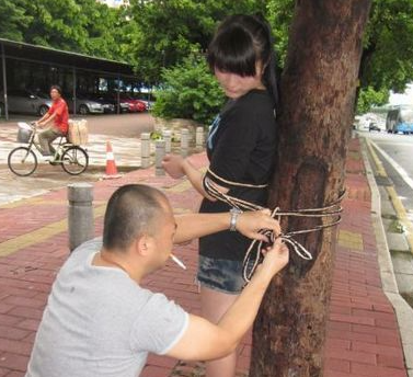 四川宁南一男子将病妻绑树上活活饿死，他将需承担什么法律责任？