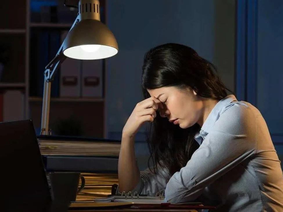 江苏一位26岁女子长期熬夜导致脑出血，年轻人熬夜究竟会有哪些不良后果？