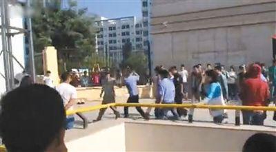 警方通报学生校门口被殴打事件，这件事的起因是什么呢？