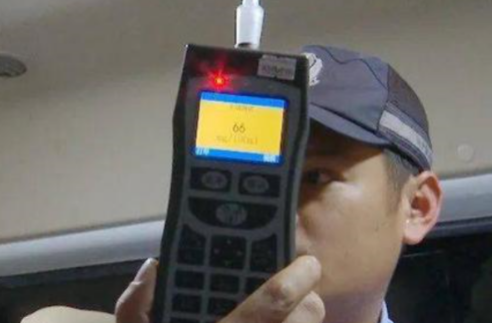 广西男子酒驾为躲交警，闯入民宅钻进被窝，吓坏女主，如何看待？
