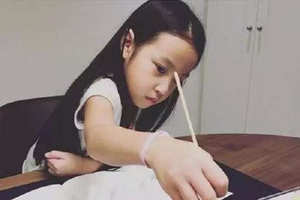 小四月，网友们为何对黄新惊呼？