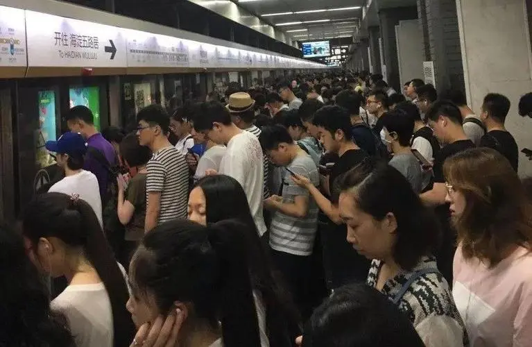 上海地铁一乘客身亡，事故发生时的具体情况是怎样的？