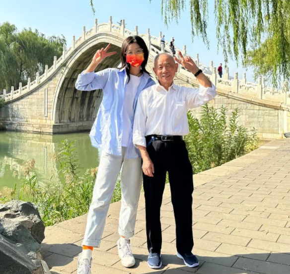 女孩回应辞职带84岁爷爷游中国，带老年人出门旅游应该注意哪些事项？