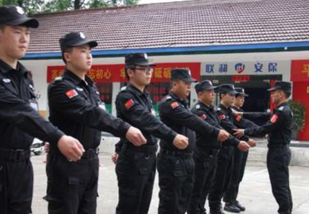 公园保安下跪求摆摊商贩离开，你觉得保安有必要如此吗？
