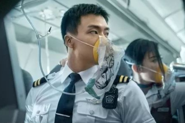 亲历川航迫降者再看《中国机长》，到底多可怕的经历让他们从头哭到尾？