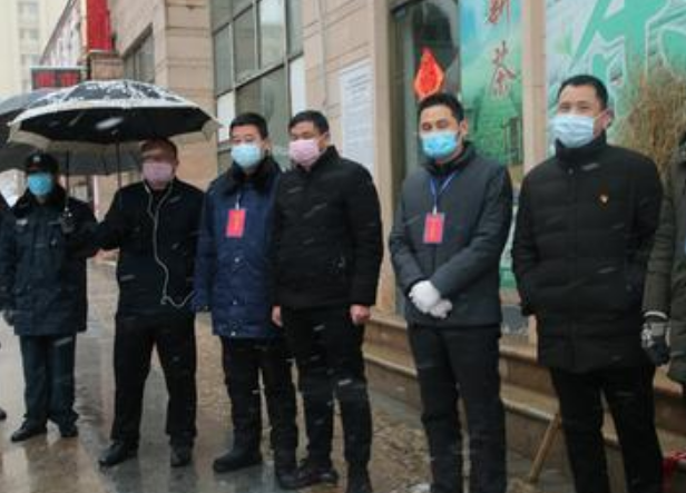公园保安下跪求摆摊商贩离开，你觉得保安有必要如此吗？