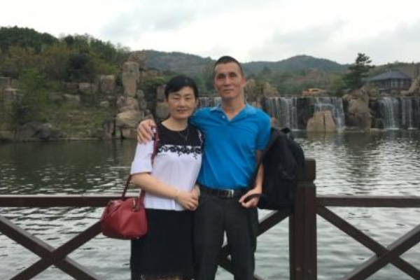 女子结婚10年，发现老公喜欢男的，10年无性婚姻她是怎么过的?
