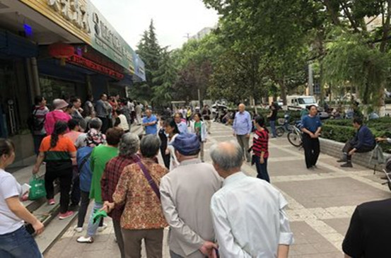 大爷大妈为领免费米大打出手，是谁的责任？