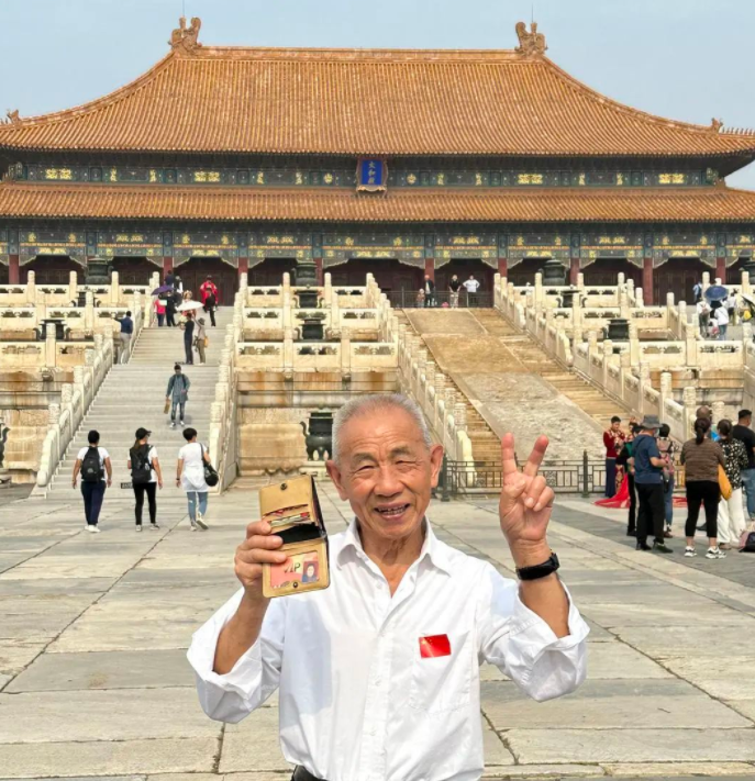 女孩回应辞职带84岁爷爷游中国，带老年人出门旅游应该注意哪些事项？