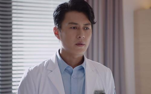 靳东在微博上，为何被一部分网友称之为“逼王”？