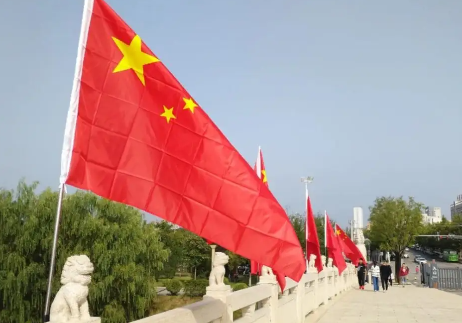 形容国旗飘扬的句子
