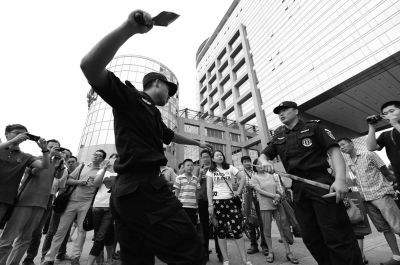 一持刀凶徒窜入法院被法警制服，他持凶器窜入法院的目的是什么？