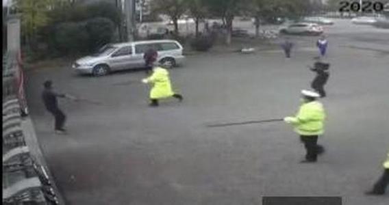一持刀凶徒窜入法院被法警制服，他持凶器窜入法院的目的是什么？