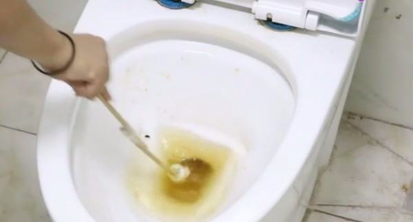 马桶堵了要怎么办？