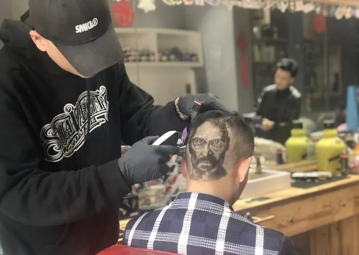 绍兴一理发师在顾客脑袋上剃出一条龙，剃这样的造型需要多少钱？