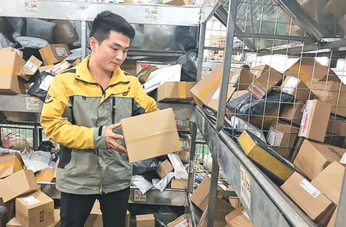 湖北武汉一女子快递上现侮辱字眼，此事究竟是谁做的？