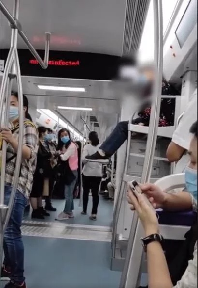 重庆地铁老太爬上行李架蹭坐悠闲晃腿，怎么上去的？