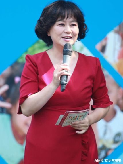 “鞠萍姐姐”带儿子再嫁人，与二婚丈夫相伴多年，54岁的她现在如何了？