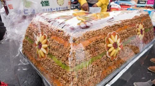 陕西小伙路边买切糕预算30元，老板一刀下去308元，老板是不是在宰客？