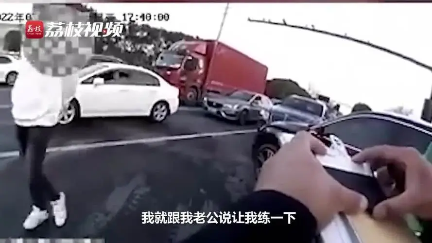 浙江一位女子驾考10次未过，强行上路撞3车，当时的情况是什么样的？