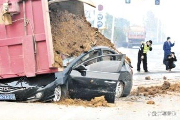 郑州一渣土车压扁小车致4死，遇到这种车如何紧急避险？