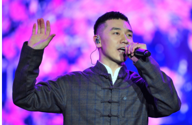 2021春晚王琪为什么坐着唱歌？,