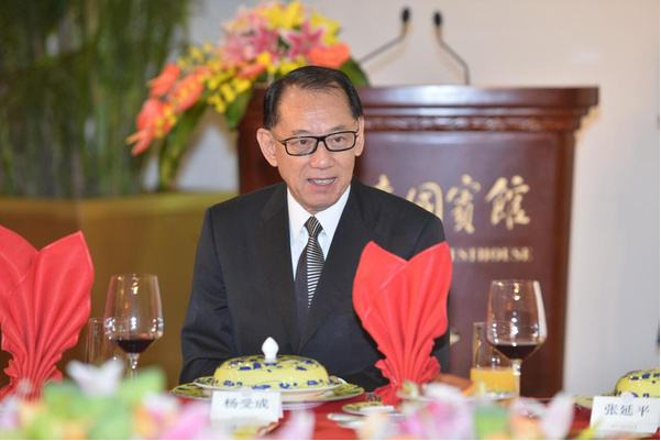 被前妻捉奸的杨受成，为何能够成为成龙口中的大哥？