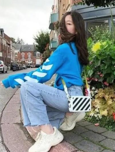 李嫣穿水手服，梳双马尾不挡嘴巴变自信，你喜欢她的穿搭吗？