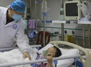 重庆一男童患“自毁容貌综合征”撞护栏，该病有何症状？
