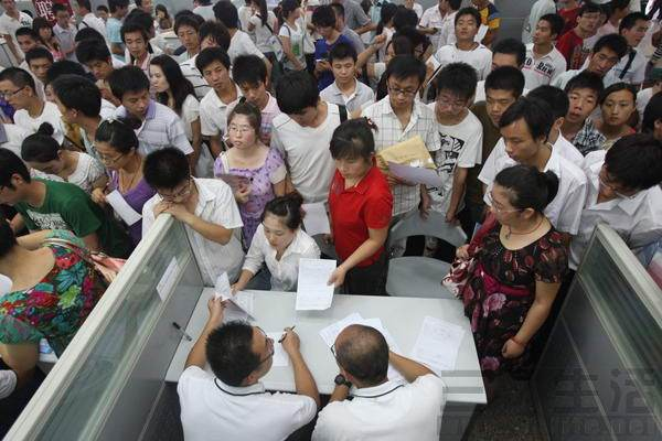 疫情中的郑州富士康，为何返乡人员多为河南籍短期工？