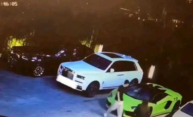 四川一男子酒后踏踢多辆豪车，已投案自首，从此事中该吸取哪些教训？