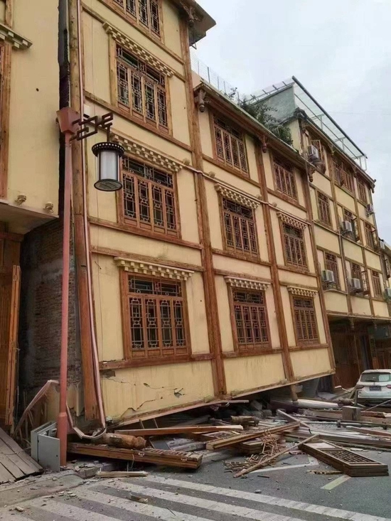 震惊！震中海螺沟2个酒店楼体全塌了，在地震带风景区建房子需要注意啥？