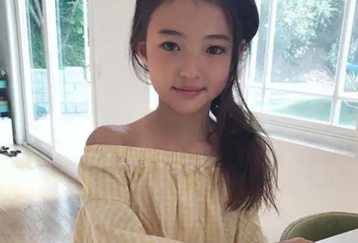 12岁女孩看自己5岁视频一脸惊讶！女孩为何会有这样的反应？