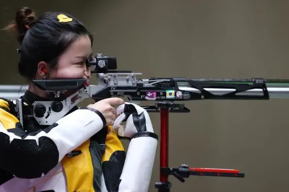 如何评价杨倩将奥运会领奖服赠予清华？