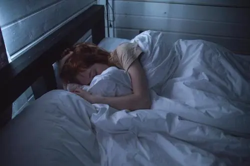 江苏一女子为入睡每天扛12小时沙袋，患有睡眠障碍的人该咋办？