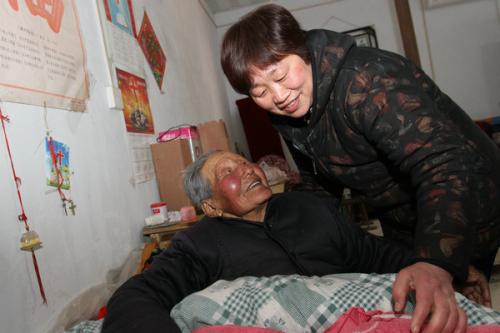 新乡一男子瞒着烧伤父亲“割皮救父”，是什么让这名男子不惧痛苦？