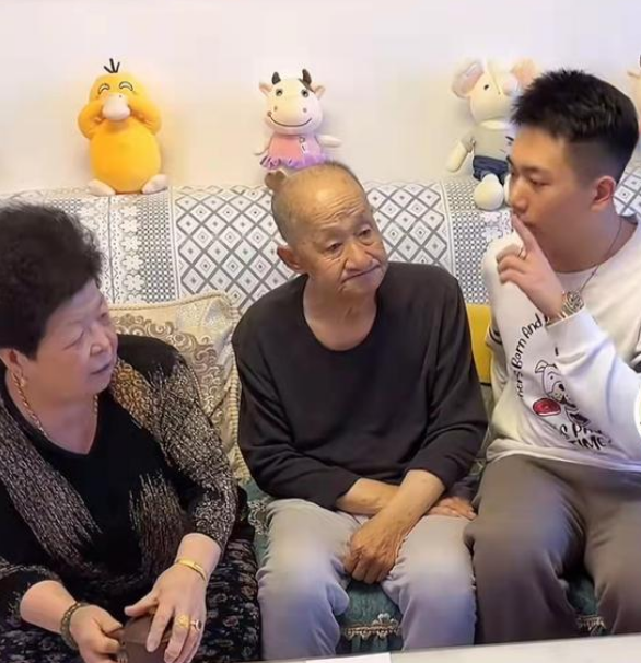 网红唐痘痘因急性胰腺炎离世，他当时是如何走红的？