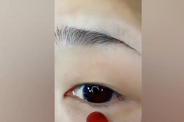 美瞳怎么戴