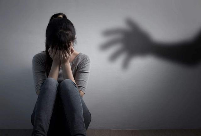 女保洁员喝厕水惹争议，公司回应：是员工是自愿行为，没强迫，你怎么看？