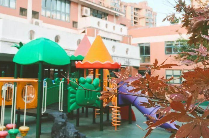 7座面包车竟塞下28名幼童，违规校车的出现是谁之过？