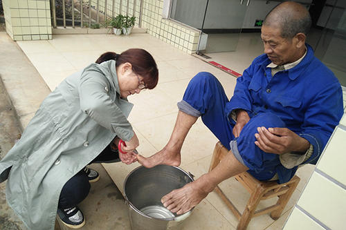 新乡一男子瞒着烧伤父亲“割皮救父”，是什么让这名男子不惧痛苦？