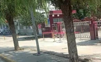 河南平顶山一校门口发生车祸致四人受伤，事发时的情况到底如何？