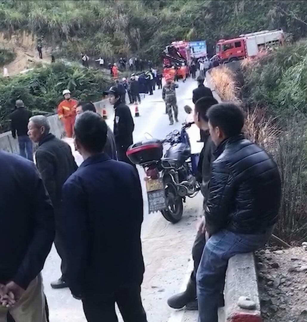“3个儿子、2个儿媳遇难”福建一灵车翻车致9死5伤，这是不是很诡异？