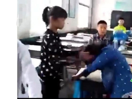 一小学女生教室内遭多名女生围殴是怎么回事？