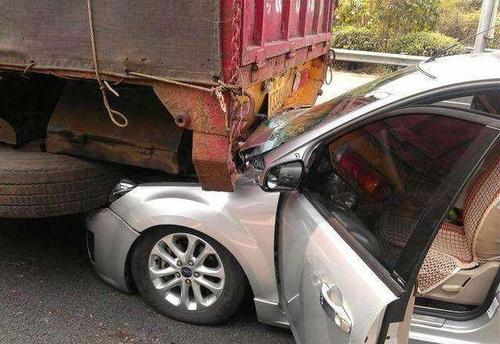 警方通报韶关特斯拉追尾货车，到底是怎么回事？
