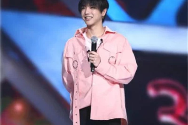 华晨宇连续八年穿同一件衣服庆生，这8年他都有哪些变化？