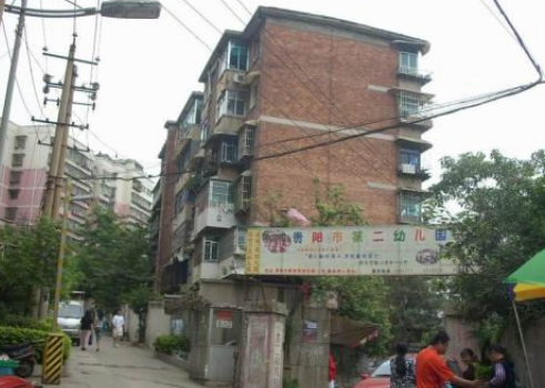 贵阳两岁幼儿被老师扇巴掌打致骨裂，当地教育局对此有何回应？